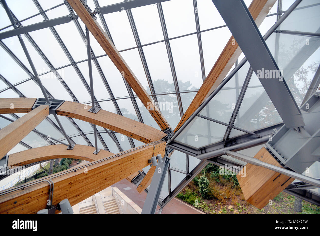 Metallo e tetto in legno stenosi o quadro, Louis Vuitton Fondazione Art Museum & Cultural Center (2006-14) progettato da Frank Gehry, Parigi, Francia Foto Stock