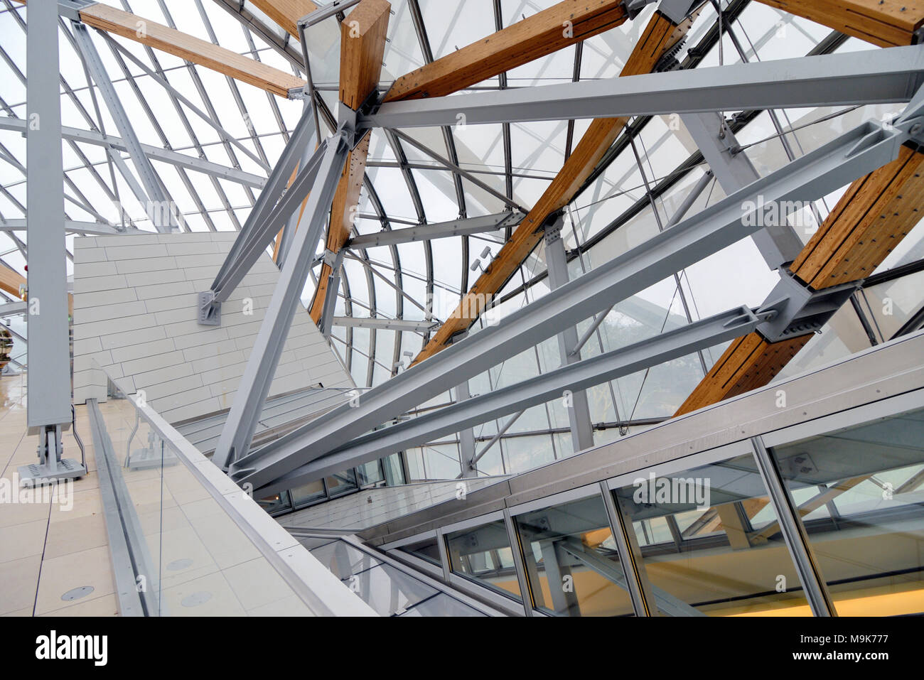 Tetto in vetro e struttura del tetto della Louis Vuitton Fondazione Art Museum & Cultural Center (2006-14) progettato da Frank Gehry, Parigi, Francia Foto Stock