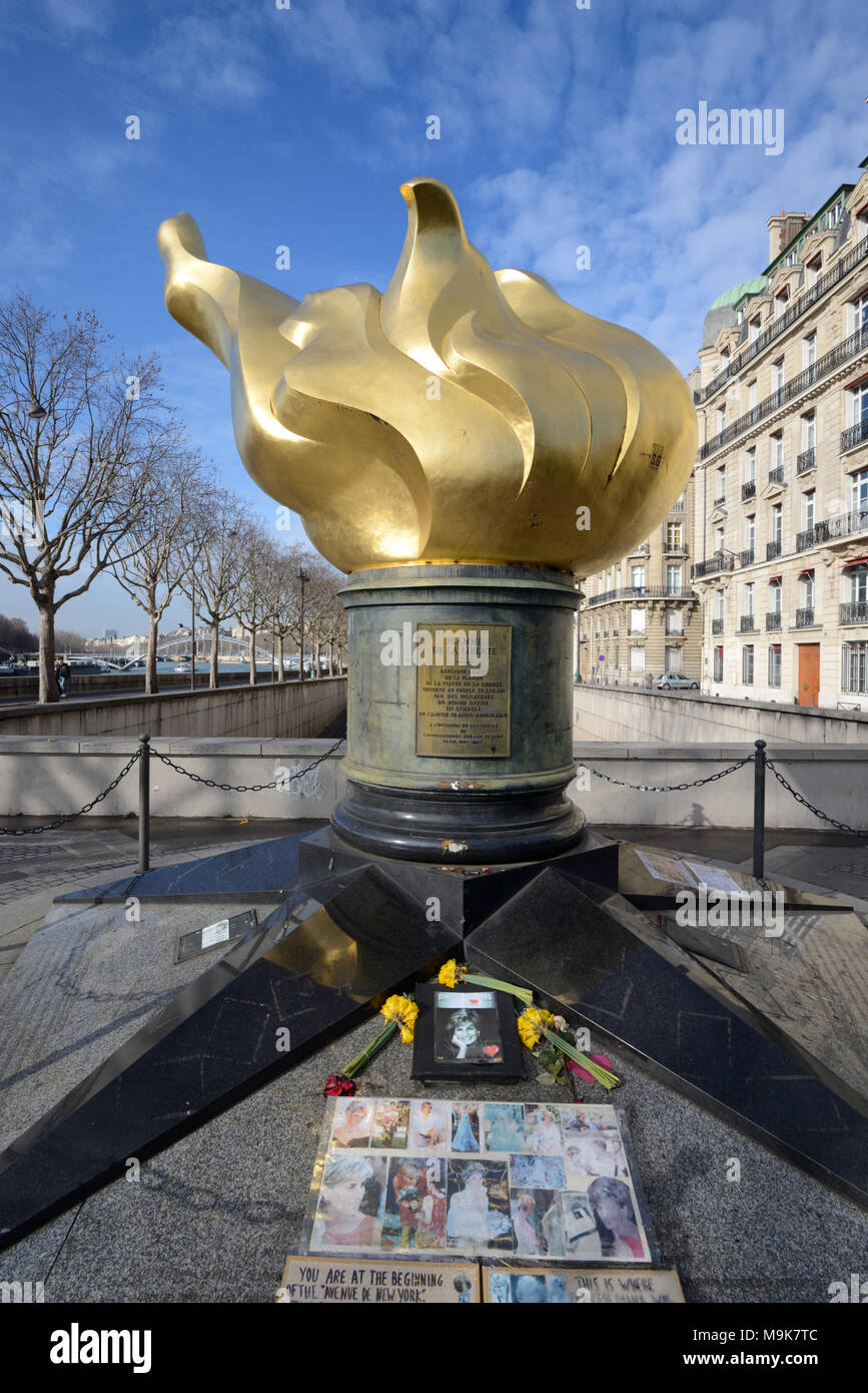 Fiamma della libertà (1989) un rame dorato replica della statua della libertà della fiamma (Parigi adottato come un memoriale non ufficiale di Diana Principessa di Galles) Foto Stock