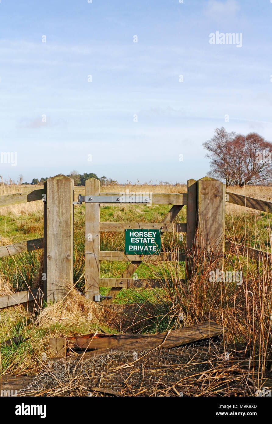 Un accesso privato cancello per il Horsey Estate su Norfolk Broads a Horsey, Norfolk, Inghilterra, Regno Unito, Europa. Foto Stock
