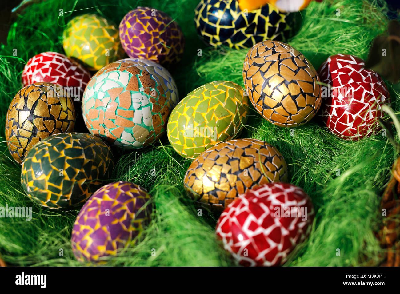 Dipinto di uova di Pasqua coperti con colorati pezzi di guscio d'uovo. Creative e innovative. Foto Stock