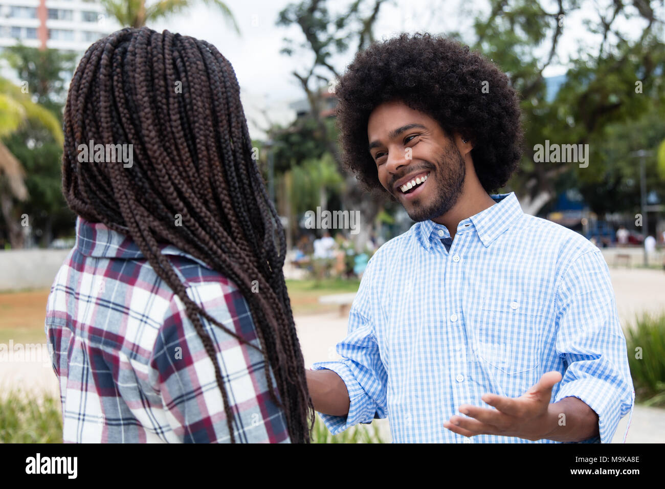 African American hipster uomo flirtare con la donna all'aperto nella città Foto Stock