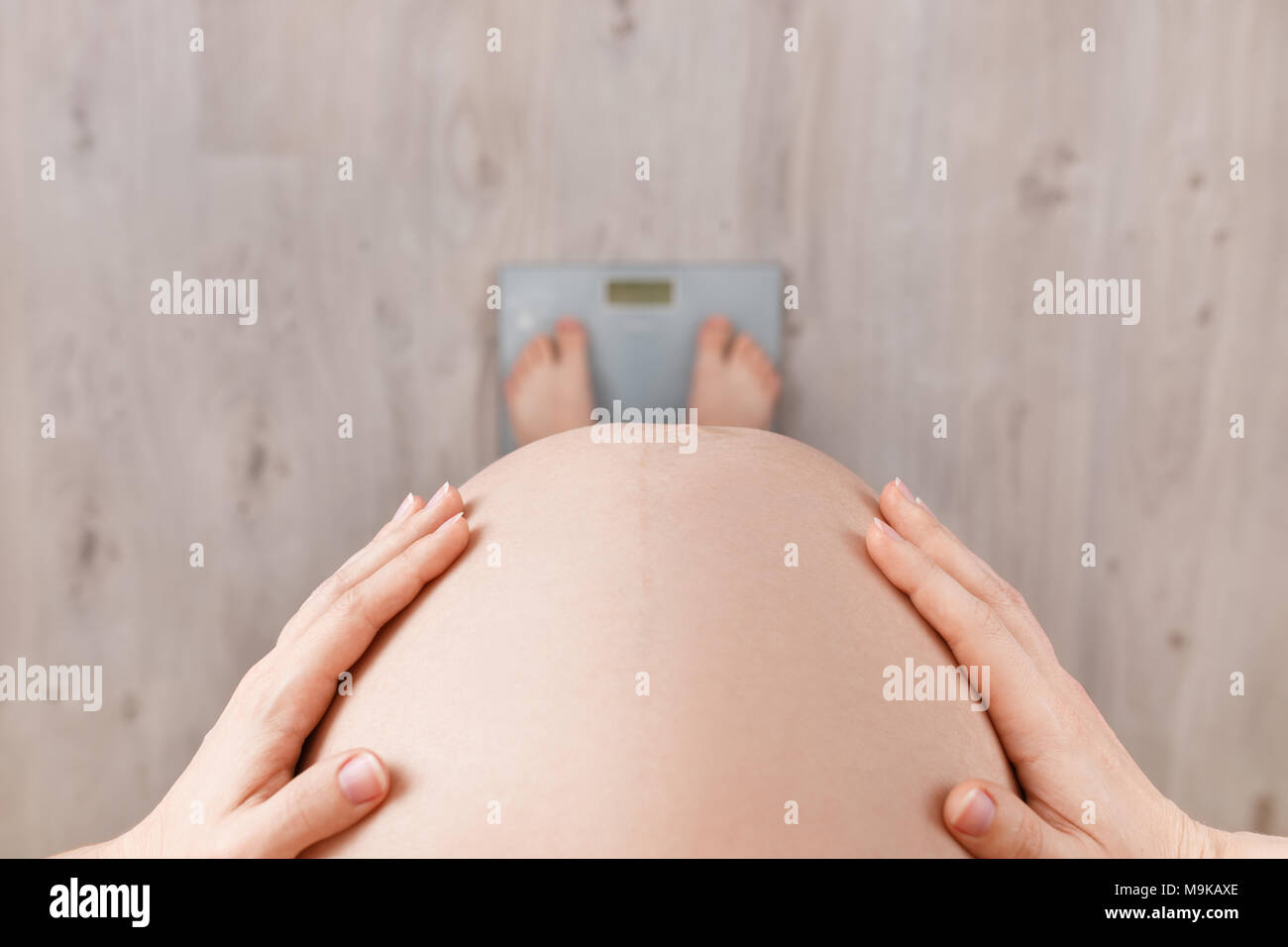 Closeup donna incinta in piedi su scale vista dall'alto. La gravidanza,  sanità, controllo guadagno di peso concept Foto stock - Alamy