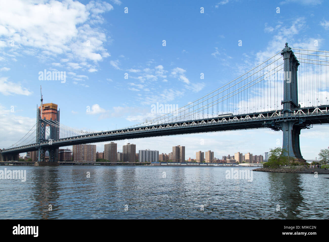 New York, Stati Uniti d'America - 6 maggio 2017. Manhattan Bridge visto da Brooklyn. Foto Stock