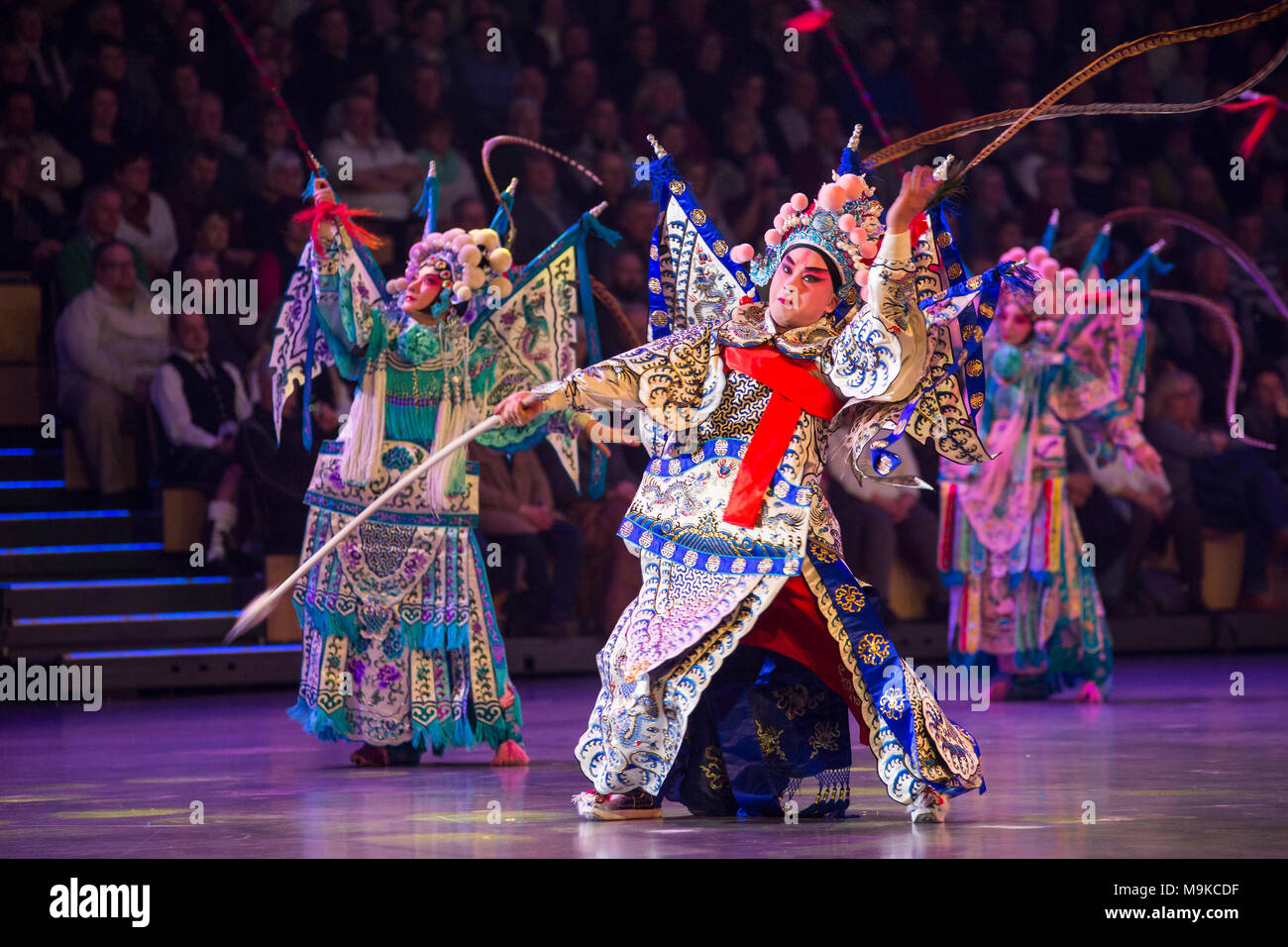 Wetzlar, Germania. 2 Mar, 2018. Orchestra di fiati di Shijiazhuang, Cina, con l'Opera di Pechino esecutori al Musikparade 2018, Marching Band Show a Rittal-Arena Wetzlar. Credito: Christian Lademann Foto Stock