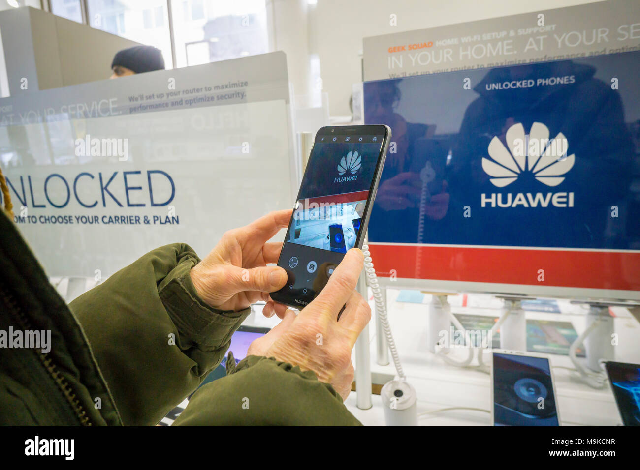 Un consumatore tenta di eseguire un Huawei marca, Cinese fabbricati,  smartphone in un negozio Best Buy a New York il giovedì 22 marzo, 2018.  Best Buy è segnalato per essere relazioni di