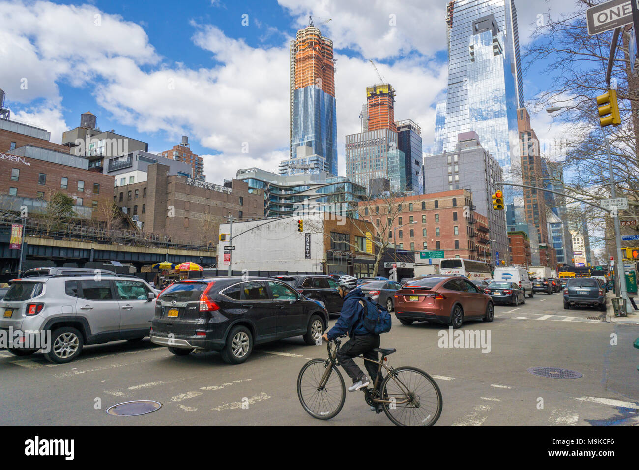 Cantieri di Hudson lo sviluppo in New York visto da un traffico intasato 10th Avenue nel quartiere di Chelsea venerdì 23 marzo, 2018. (© Richard B. Levine) Foto Stock