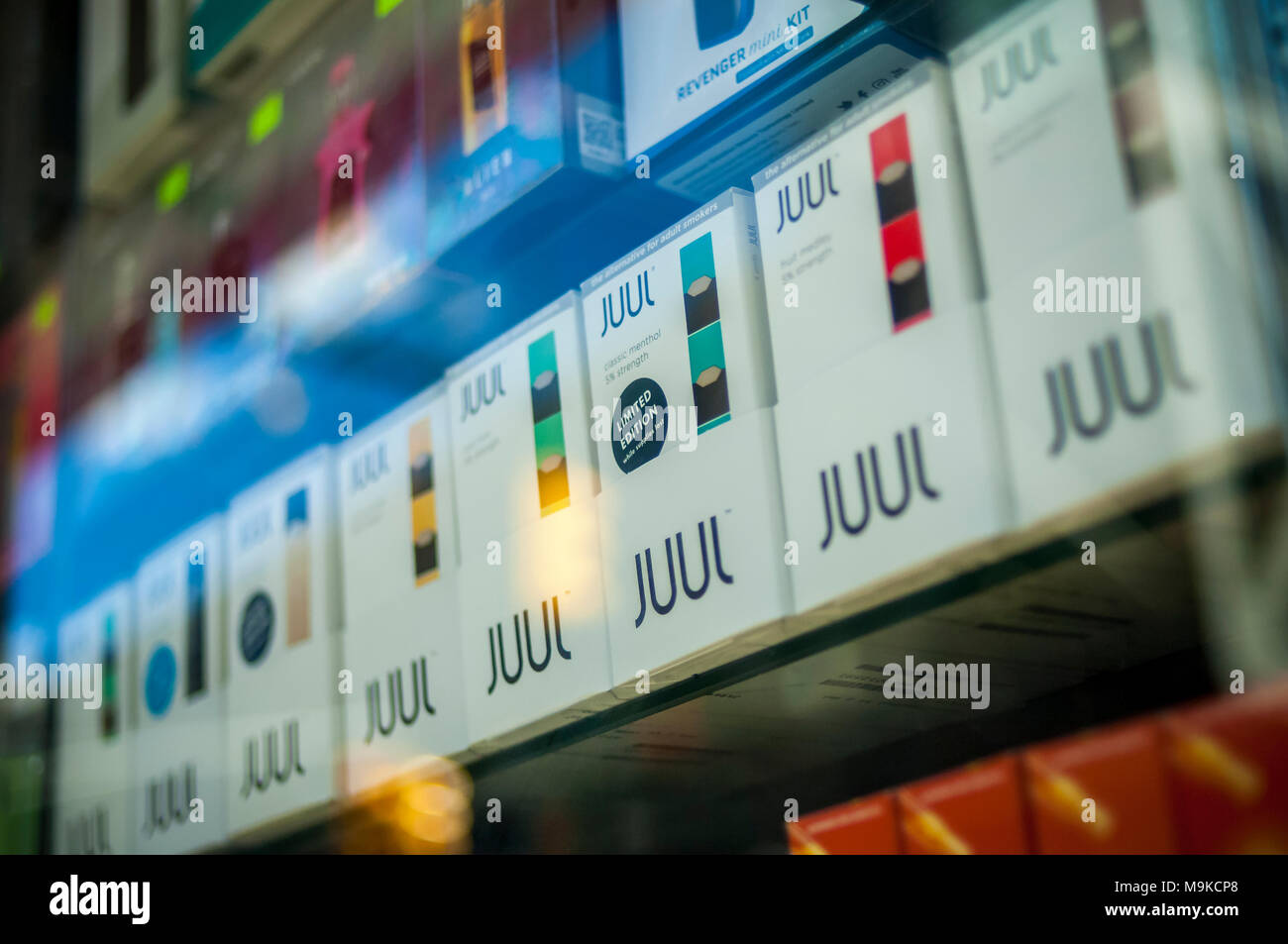 Una selezione del famoso marchio Juul vaping fornisce sul display nella vetrina di un negozio vaping in New York Sabato, 24 marzo 2018. (© Richard B. Levine) Foto Stock