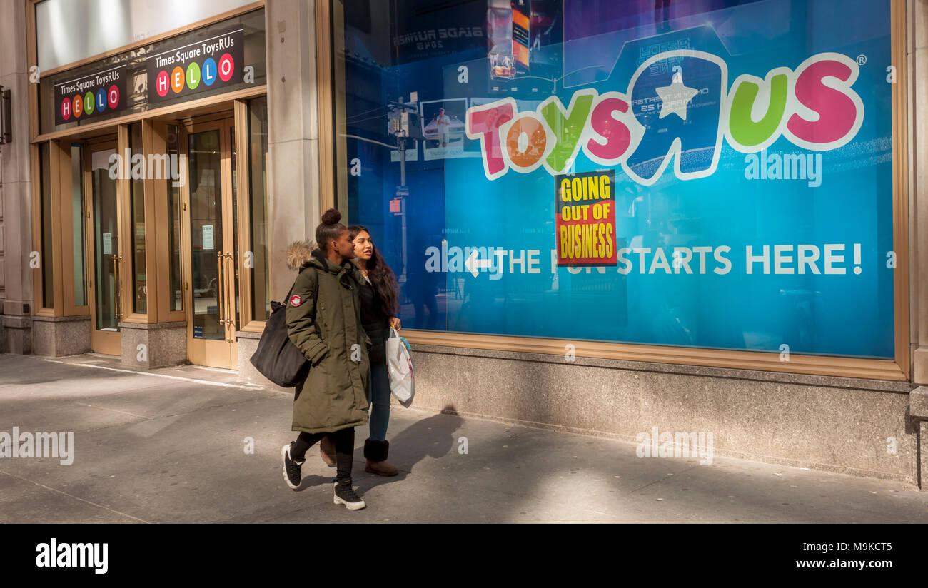 Segnaletica collocata sulla finestra del Toys R Us store in Times Square a New York venerdì 23 marzo, 2018 annunciare che il negozio è la chiusura e la liquidazione ha iniziato a. Toys R Us è la liquidazione e la chiusura di tutti i 735 dei suoi negozi negli Stati Uniti. Il CEO di MGA Entertainment, Issac Lariana, il creatore di bambole di Bratz, ha annunciato un impegno di 200 milioni di dollari e la creazione di una campagna GoFundMe, per salvare circa 400 dei 735 chiusura negozi. (Â© Richard B. Levine) Foto Stock