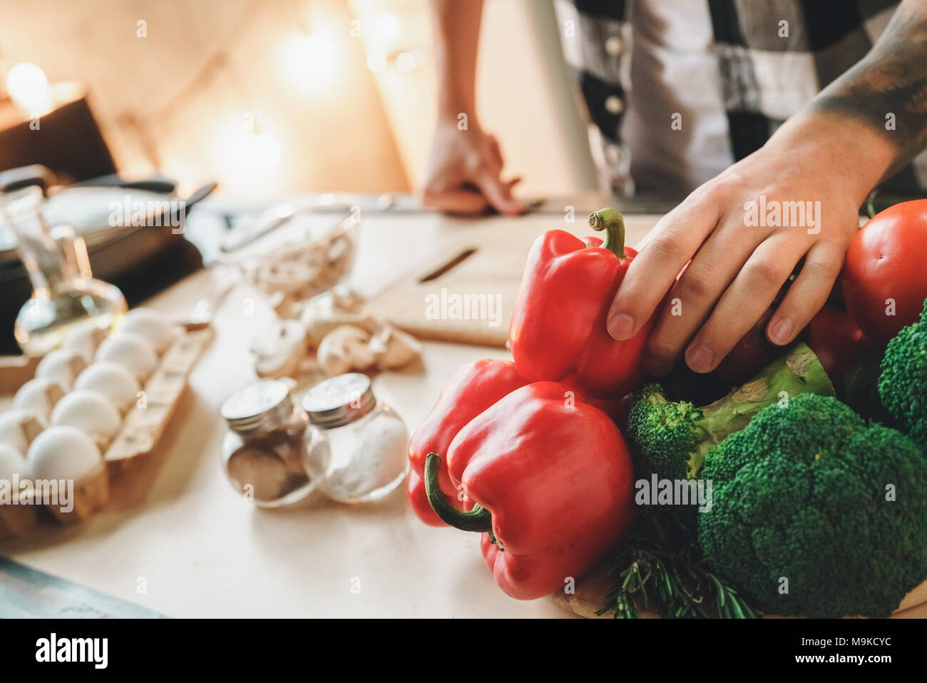 Primo piano di molti vegetali, cavolfiore, spezie in cucina. Indoor, studio shot Foto Stock