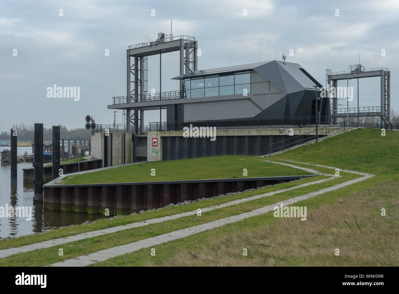 Amburgo, Germania - 18 Marzo 2014: Ernst-August-Lock si collega il fiume Elba e Ernst-August-Canal. Foto Stock