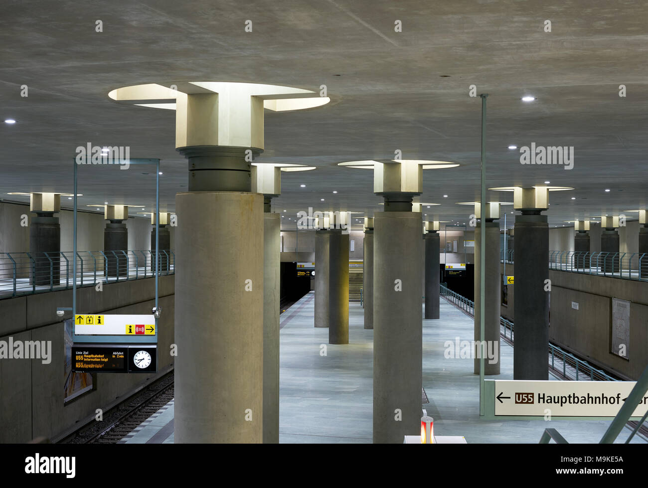 Berlino, Germania - Aprile 2, 2017: Bundestag stazione della metropolitana interno a Berlino Foto Stock