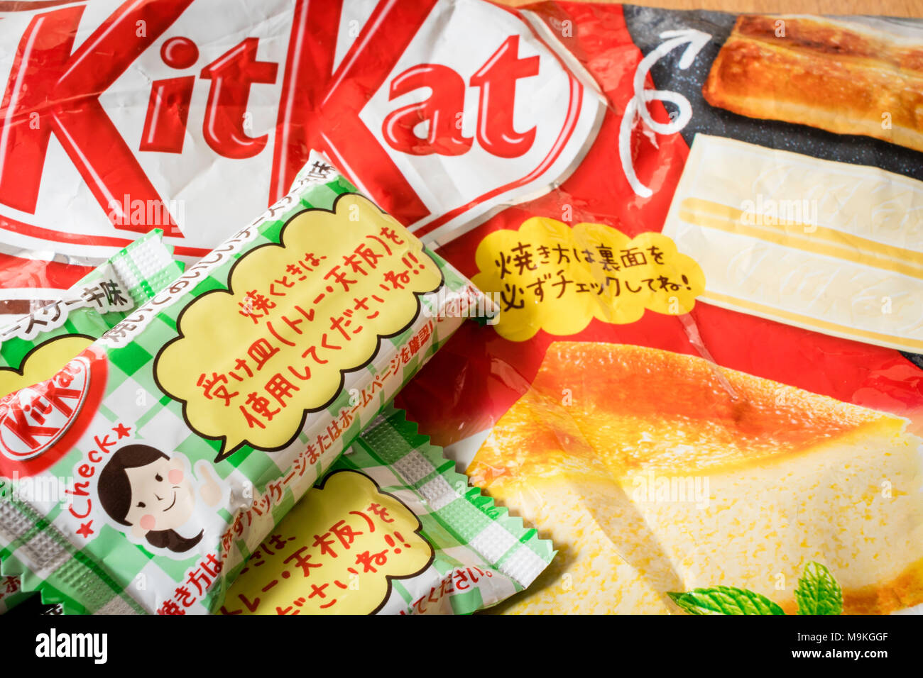 Assortimento di mini giapponese cookable KitKat pacchetti su una superficie di legno. Foto Stock