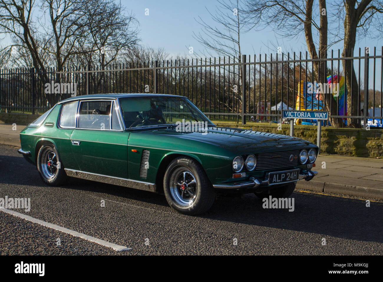 Evento verde Jenson Interceptor 6276cc benzina North-West Supercar anni '1969 60 mentre automobili e turisti arrivano nel resort costiero. Le supercar britanniche degli anni '60 sono un vero e proprio trampolino di lancio sul lungomare, mentre gli appassionati di auto sportive d'epoca e d'epoca potranno godersi una giornata all'aria aperta. Foto Stock