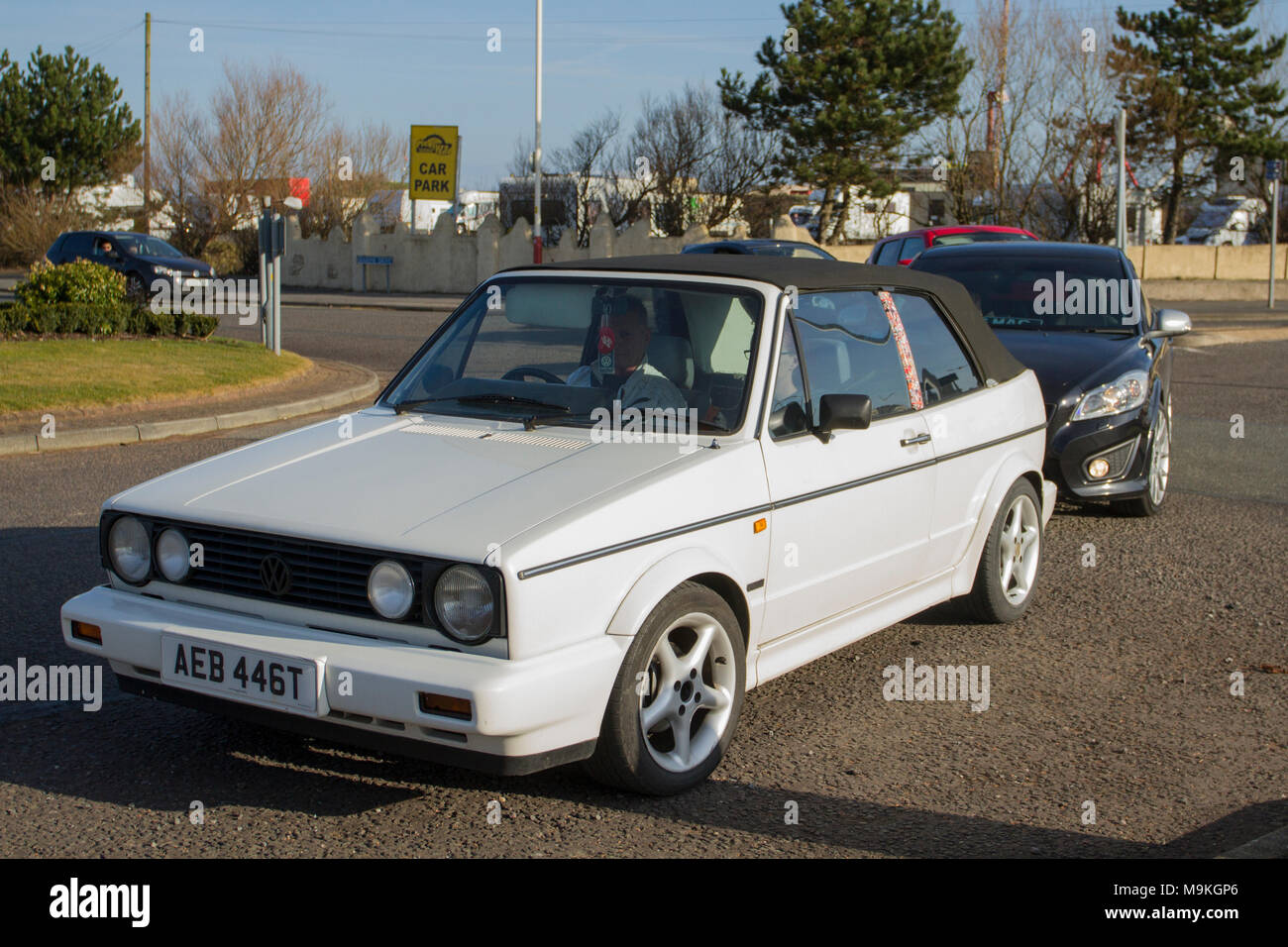 1979 VW Volkswagen Golf N 1600cc benzina al North-West Supercar evento come auto e turisti arrivano nella località costiera. Le supercar sono da paraurti a paraurti sulla spianata fronte mare, mentre gli appassionati di auto d'epoca classiche VW e anni '70 godono di una giornata di auto fuori.vw Foto Stock