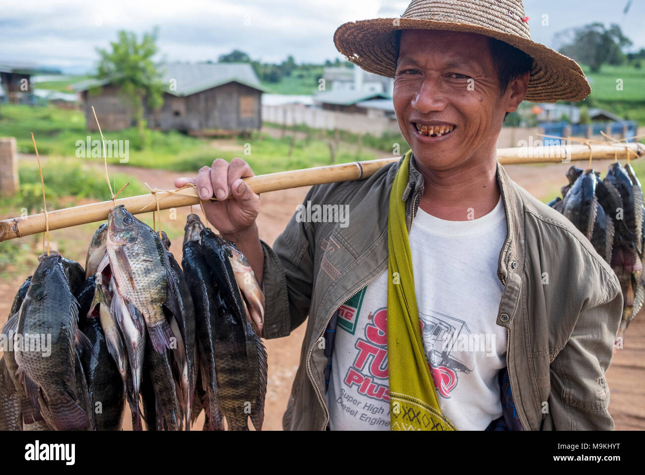 Un pescatore con pesce ha pescato nel Lago Inle. Ton Hone Bridge, Stato Shan, Myanmar. Foto Stock