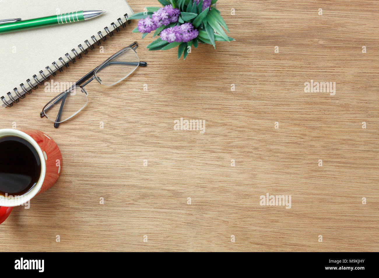 Table top visualizza immagine aerea fermo sulla scrivania in ufficio il concetto di sfondo.piatto oggetti laici la tazza di caffè con un accessorio indispensabile.Gli elementi sul moderno b Foto Stock