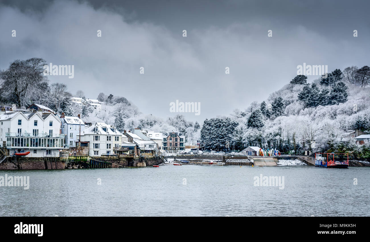 È raro per la neve per venire in Cornovaglia, figuriamoci lungo la costa, questo è il modo in cui si guardavano giù a Bodinnick guardando oltre a Fowey attraverso l'estuario. Foto Stock