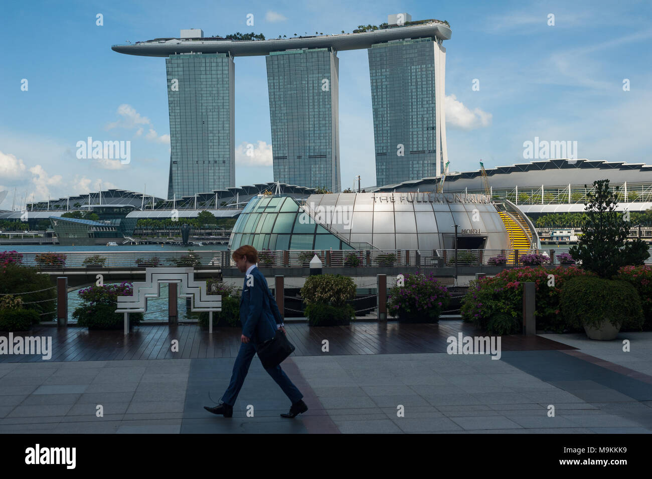 22.03.2018, Singapore, Repubblica di Singapore, Asia - passeggiate a piedi lungo la baia di Marina come il Marina Bay Sands Hotel è visto nel contesto. Foto Stock