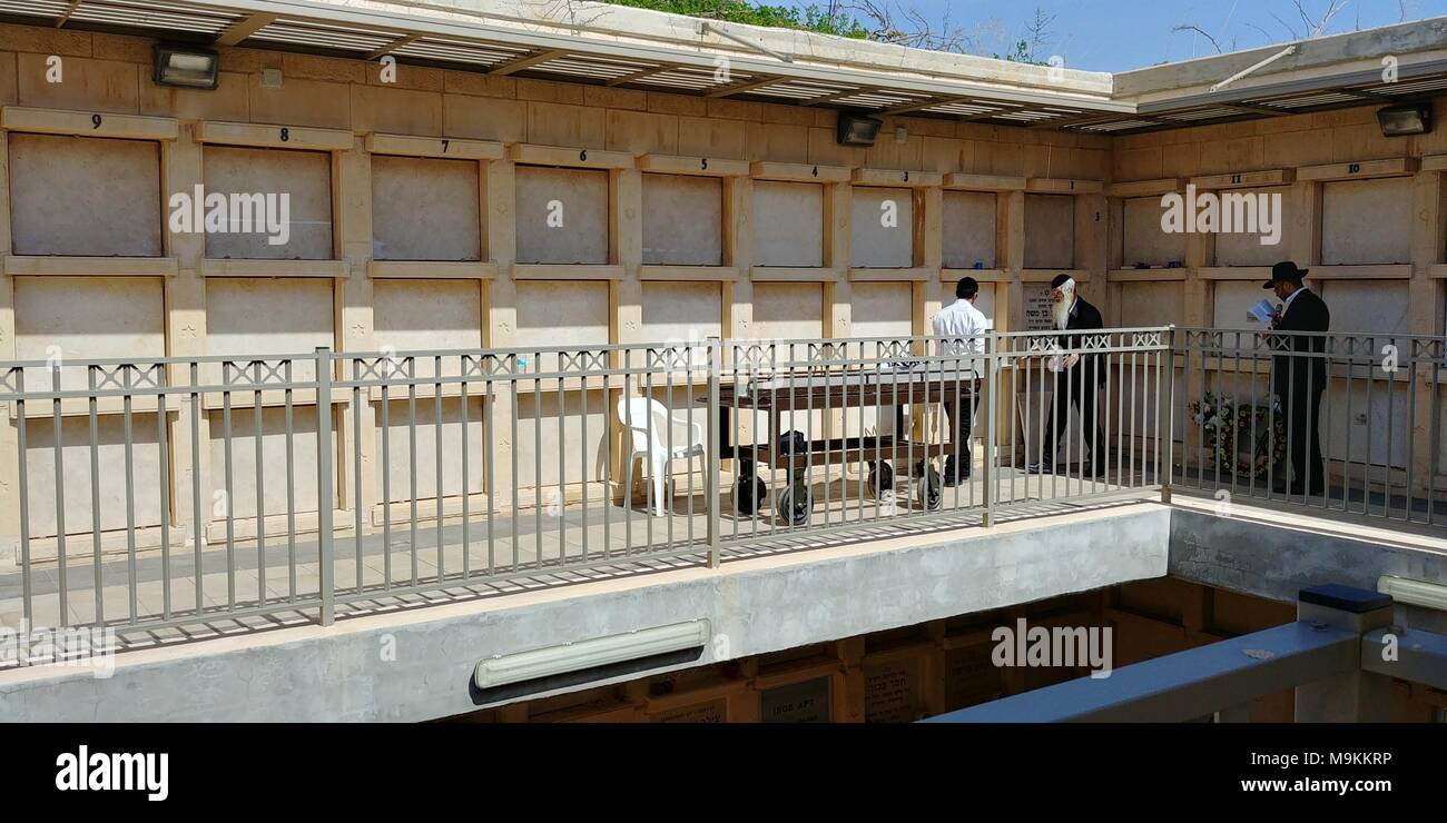 Al di sopra del terreno cripte di sepoltura nel cimitero ebraico Herzlia, Israele Foto Stock