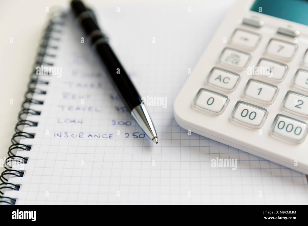 La scrittura a mano home budget con la calcolatrice Foto Stock