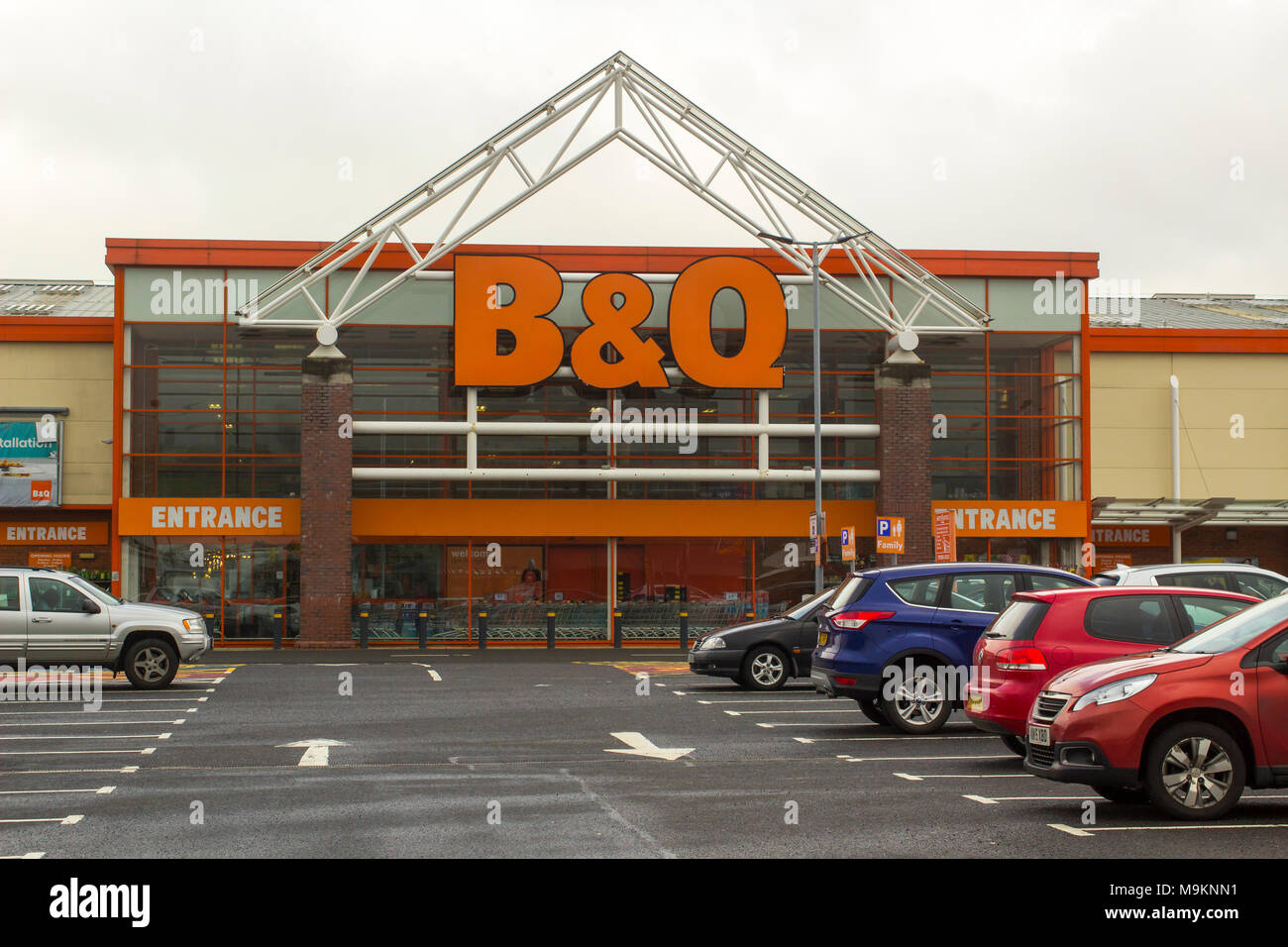 Il locale B&Q DIY centro aperto per business su una noiosa giornata di primavera a Newry Retail Park nella contea di Down Irlanda del Nord Foto Stock