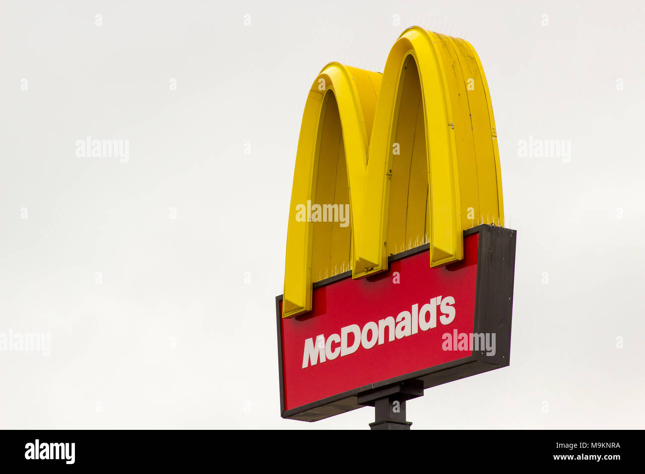 Un iconico elevato McDonald's firmare al di fuori del locale in uscita Newry City Irlanda del Nord Foto Stock