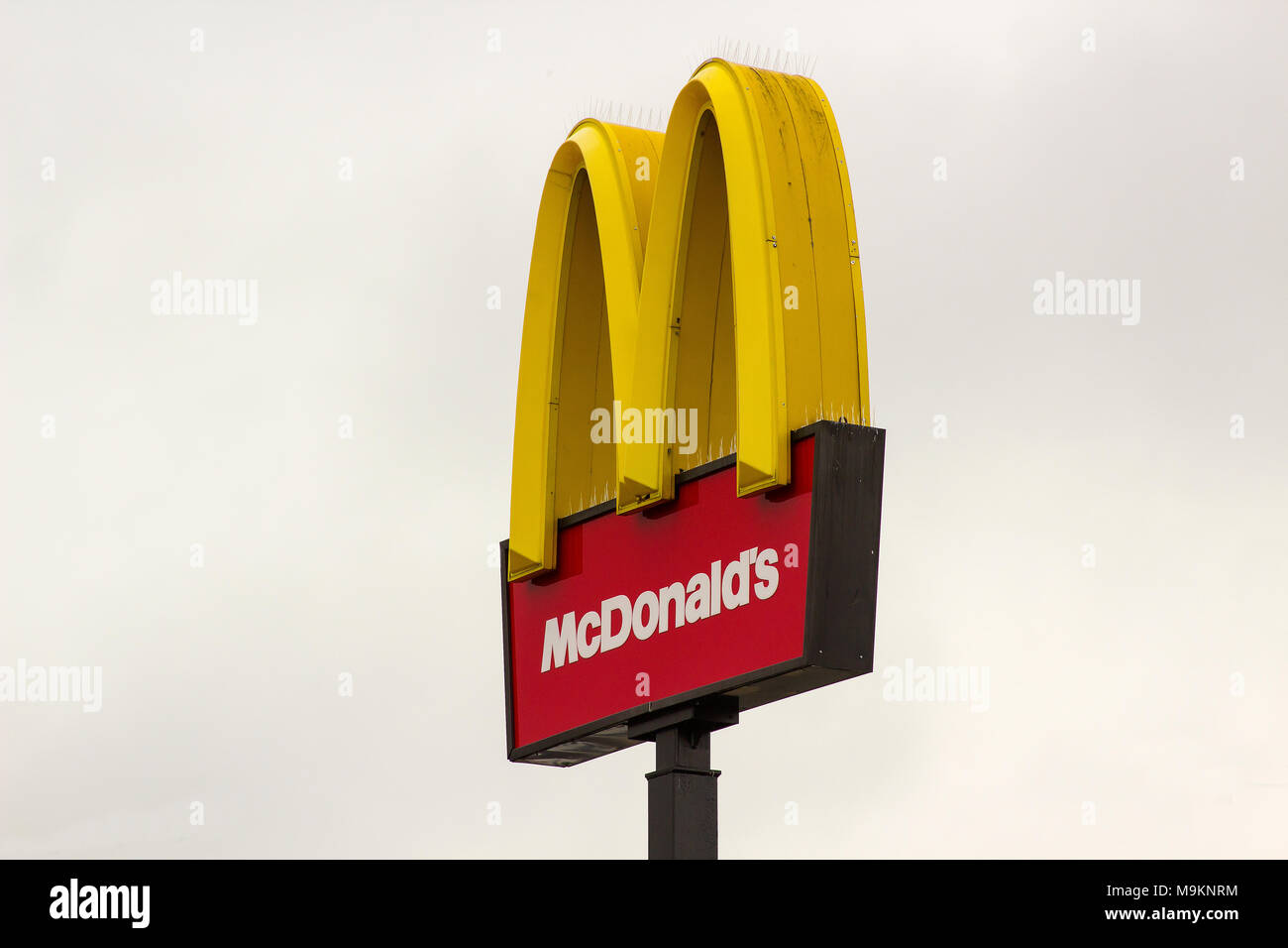 Un iconico elevato McDonald's firmare al di fuori del locale in uscita Newry City Irlanda del Nord Foto Stock