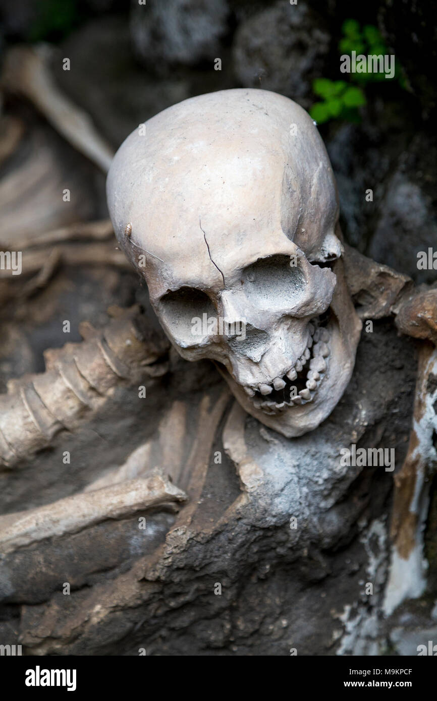 Scheletri e ossa delle vittime di una eruzione vulcanica in 79AD nella città romana di Ercolano, Italia Foto Stock