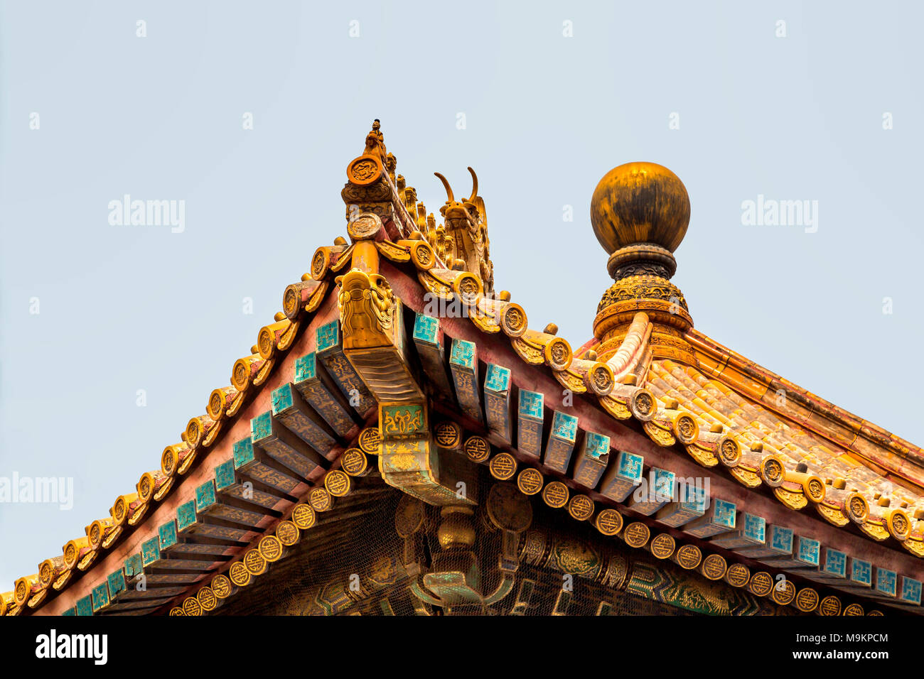 Un tetto ornata con sculture di colmo, situato nella città proibita a Pechino, Cina Foto Stock