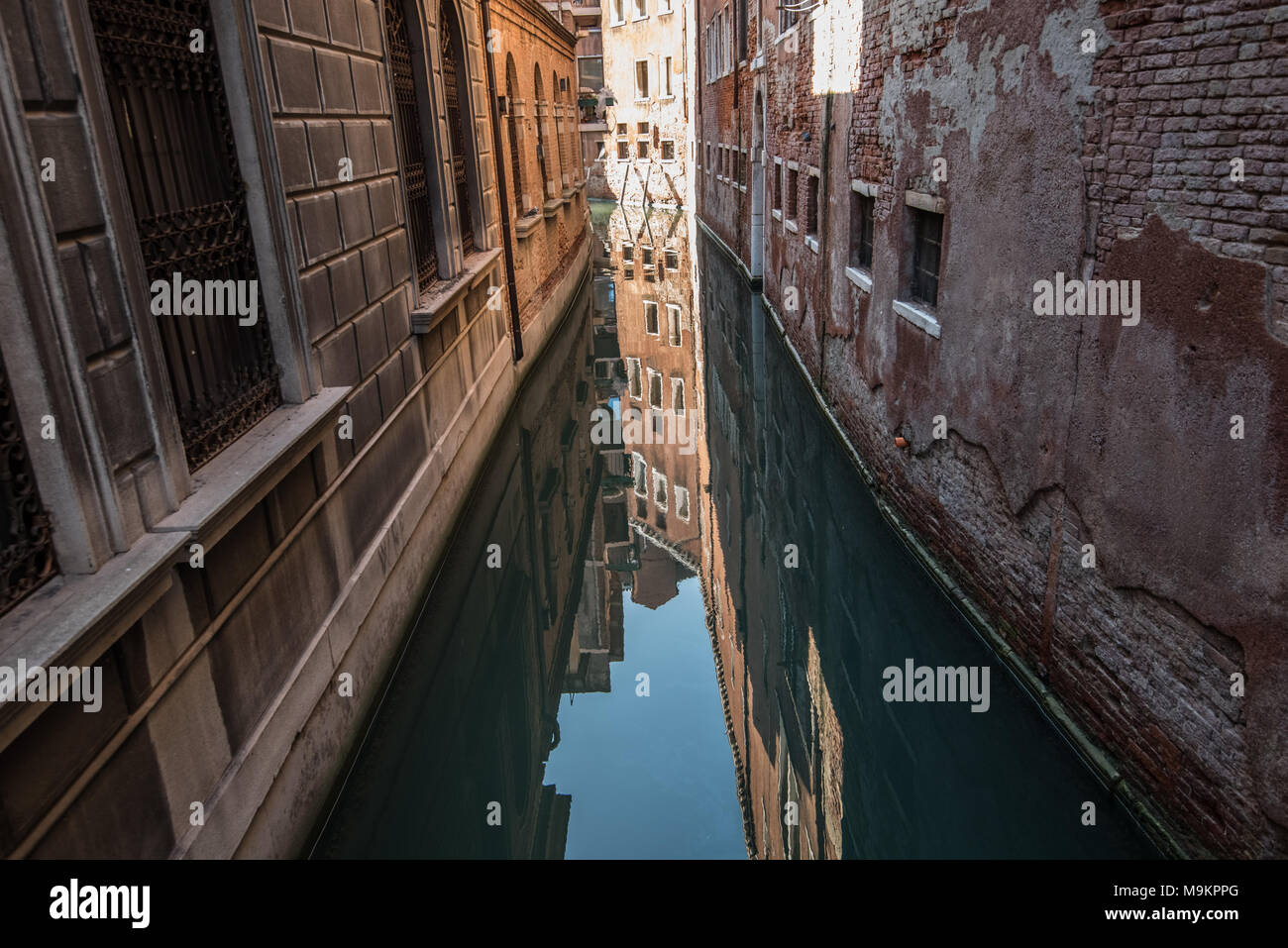 L'Italia, Venezia - giorno ordinario di Venezia con canali e gondole in giro per la città Foto Stock