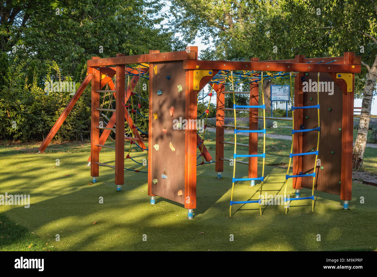 Parco giochi per i bambini in una giornata di sole in Ungheria Foto Stock