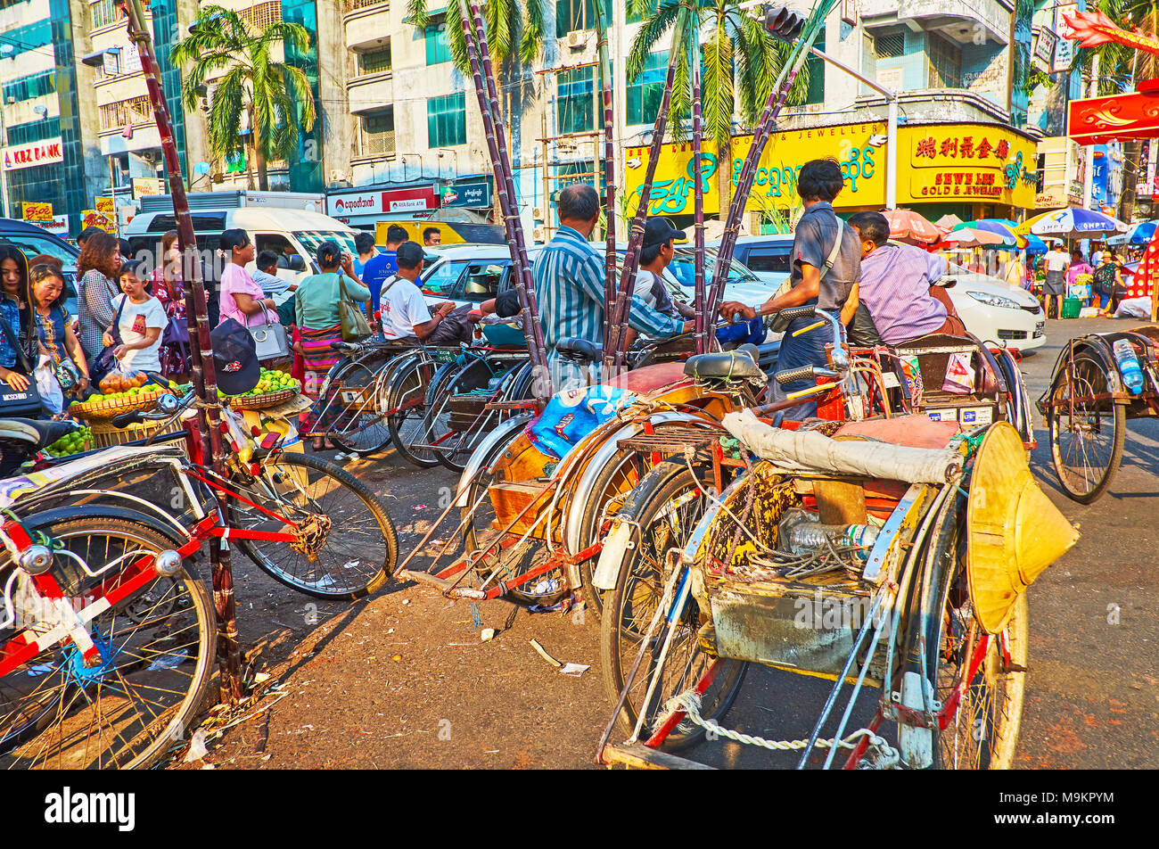 YANGON, MYANMAR - 14 febbraio 2018: il riscio' smetta Al Maha Bandula Road, driver attendere i clienti da Chinatown mercato alimentare, il 14 febbraio nella diocesi di Yan Foto Stock