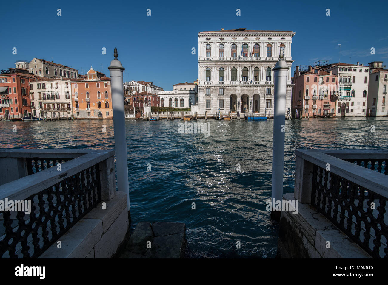 L'Italia, Venezia - giorno ordinario di Venezia con canali e gondole in giro per la città Foto Stock