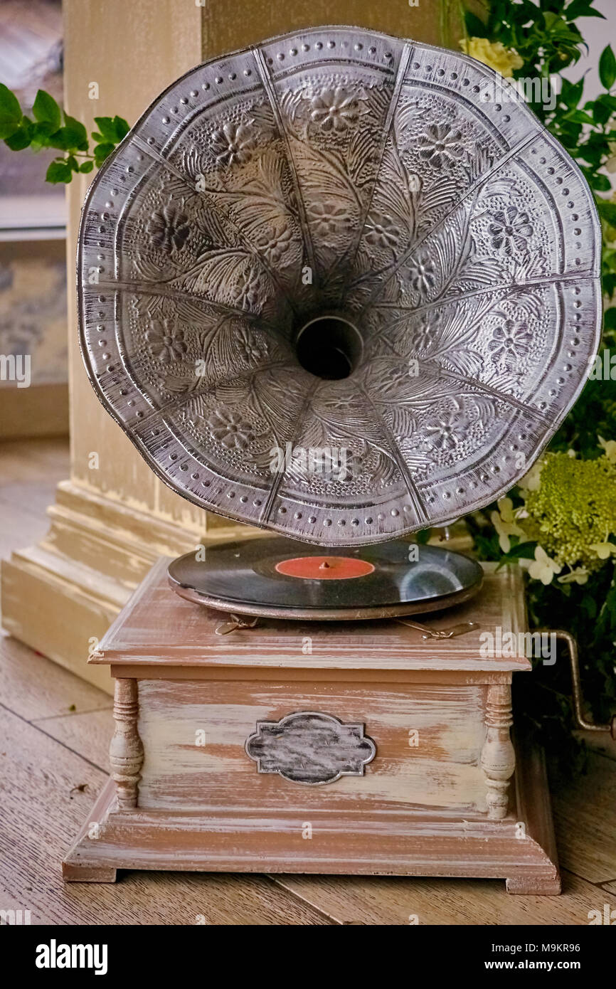 Bella argento vintage fonografo, retro grammofono. Foto Stock