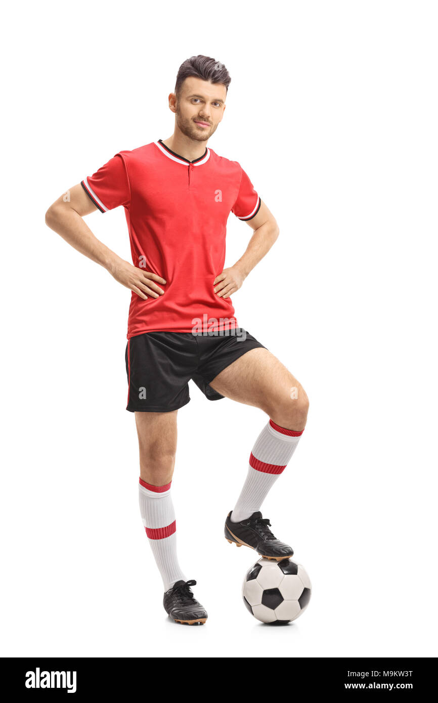 A piena lunghezza Ritratto di un giocatore di calcio in posa con un calcio isolati su sfondo bianco Foto Stock