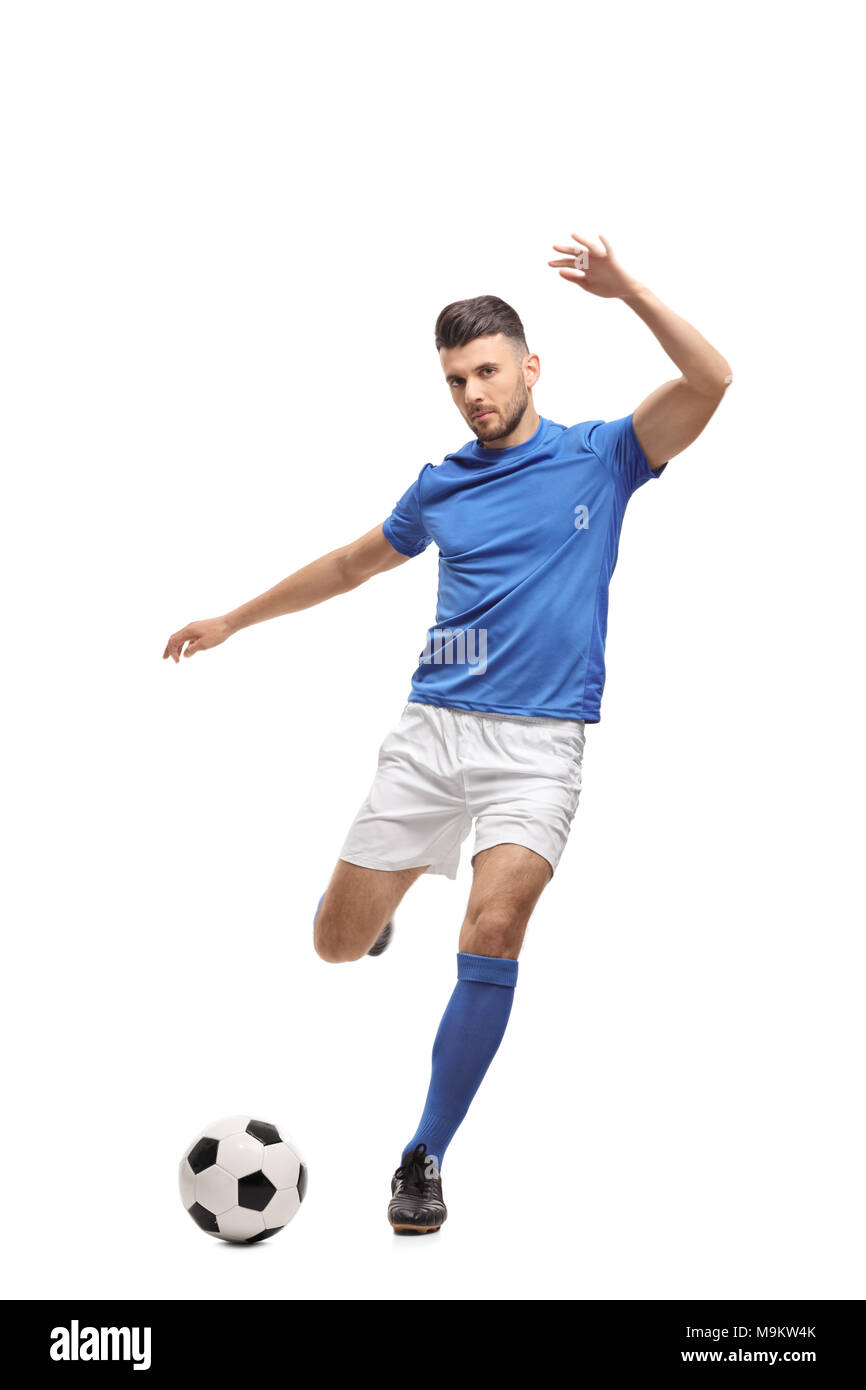 Giocatore di calcio calci un calcio isolati su sfondo bianco Foto Stock