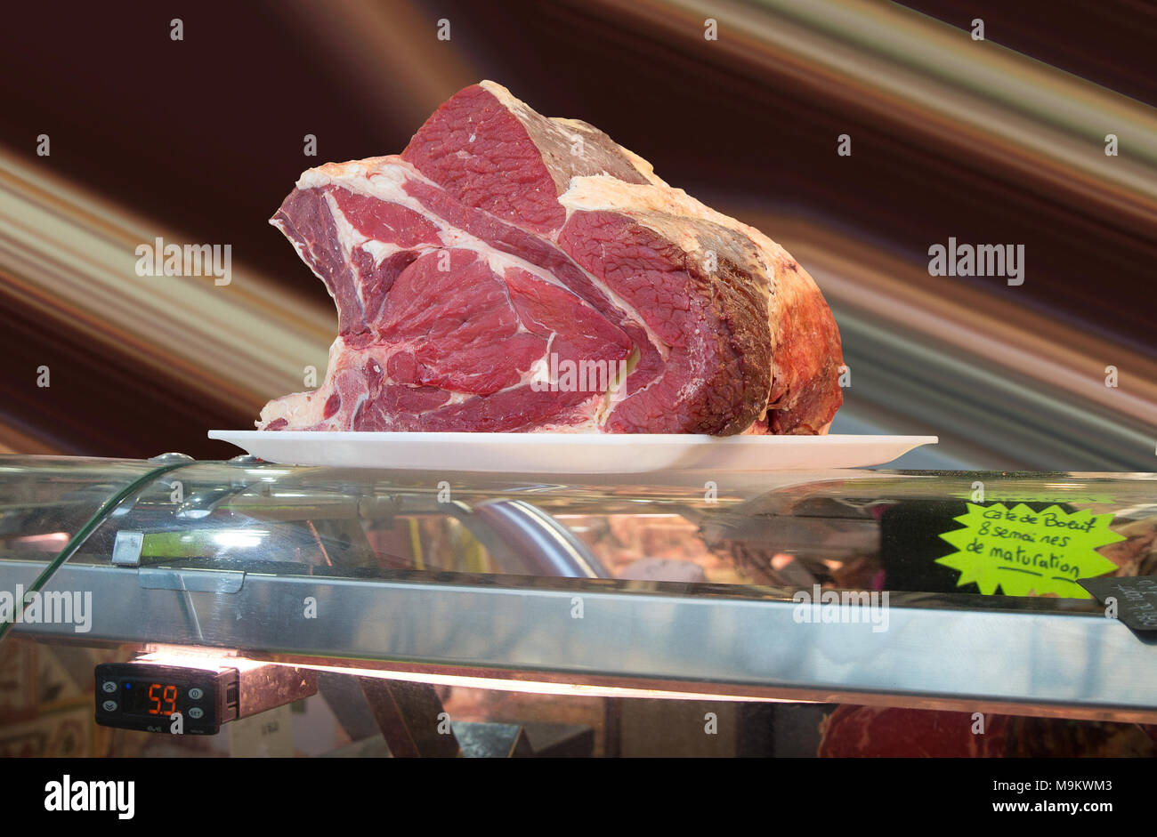 Un taglio di carne di manzo visualizzati in corrispondenza di una macelleria a Parigi in Francia - Il segno dichiarato Carni bovine rating 8 settimane di maturazione " cate de boeuf 8 semai nes de maturati Foto Stock