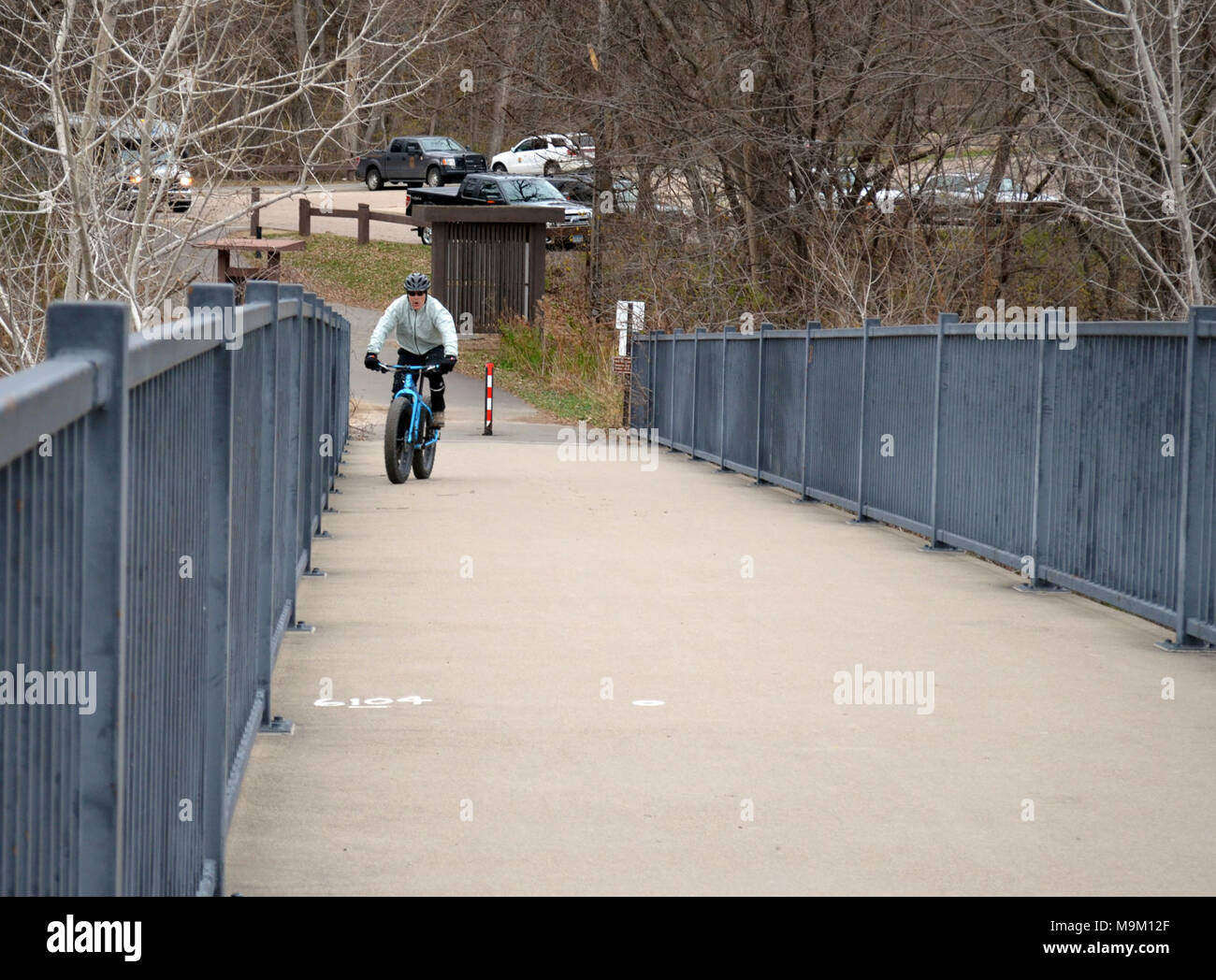 I visitatori possono bike di fronte al ponte pedonale che collega il Wilkie e Bloomington Ferry Unità del Minnesota Valley National Wildlife Refuge. Foto di Mara Koenig/USFWS Foto Stock