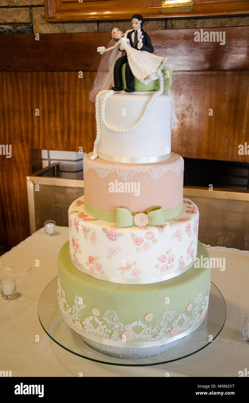 La decorazione di una torta di nozze Foto Stock
