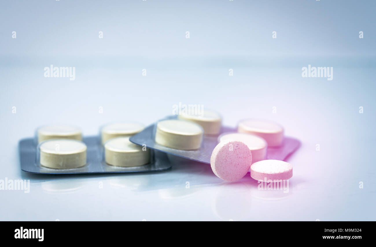 Antielmintico compresse pillole in blister su sfondo bianco con copia spazio. Set di quattro compresse pillole : niclosamide e fenolftaleina per trattare Foto Stock