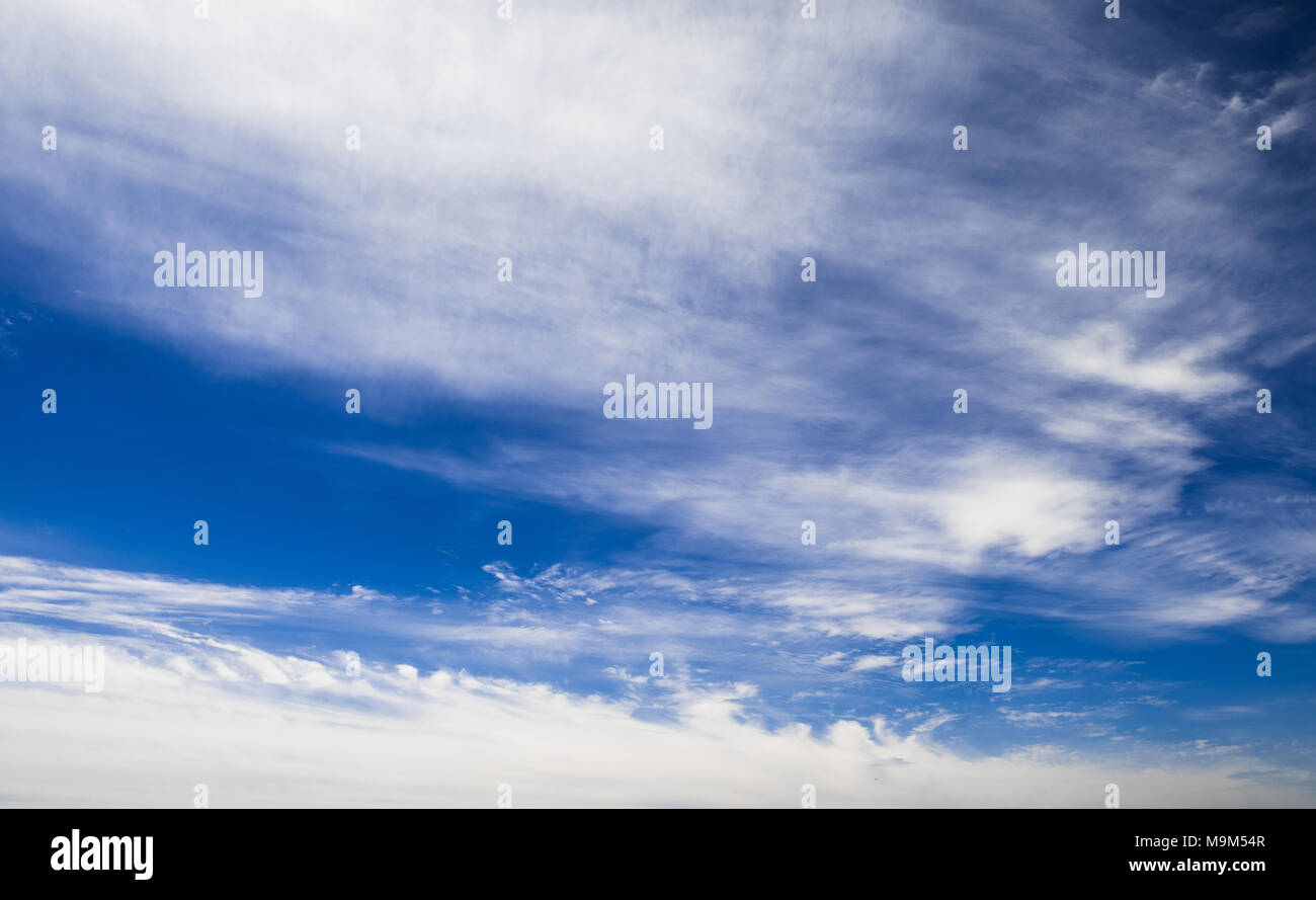 Cielo azzurro sfondo con le nuvole Foto Stock