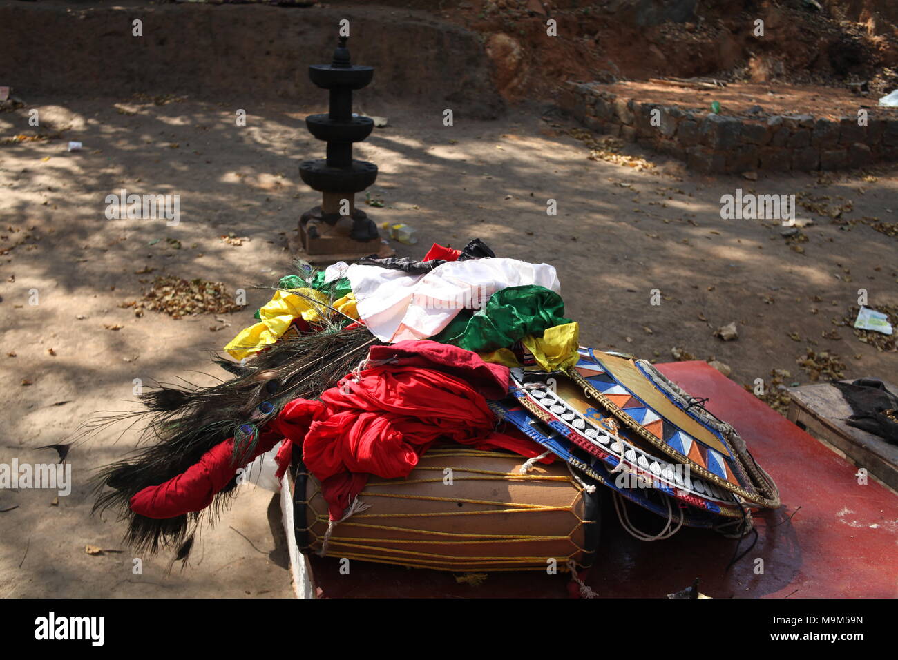 Un tempio indù in kerala durante il festival,con chenda,il tamburo,tradizionali lampade a olio,e deepa sthambham Foto Stock