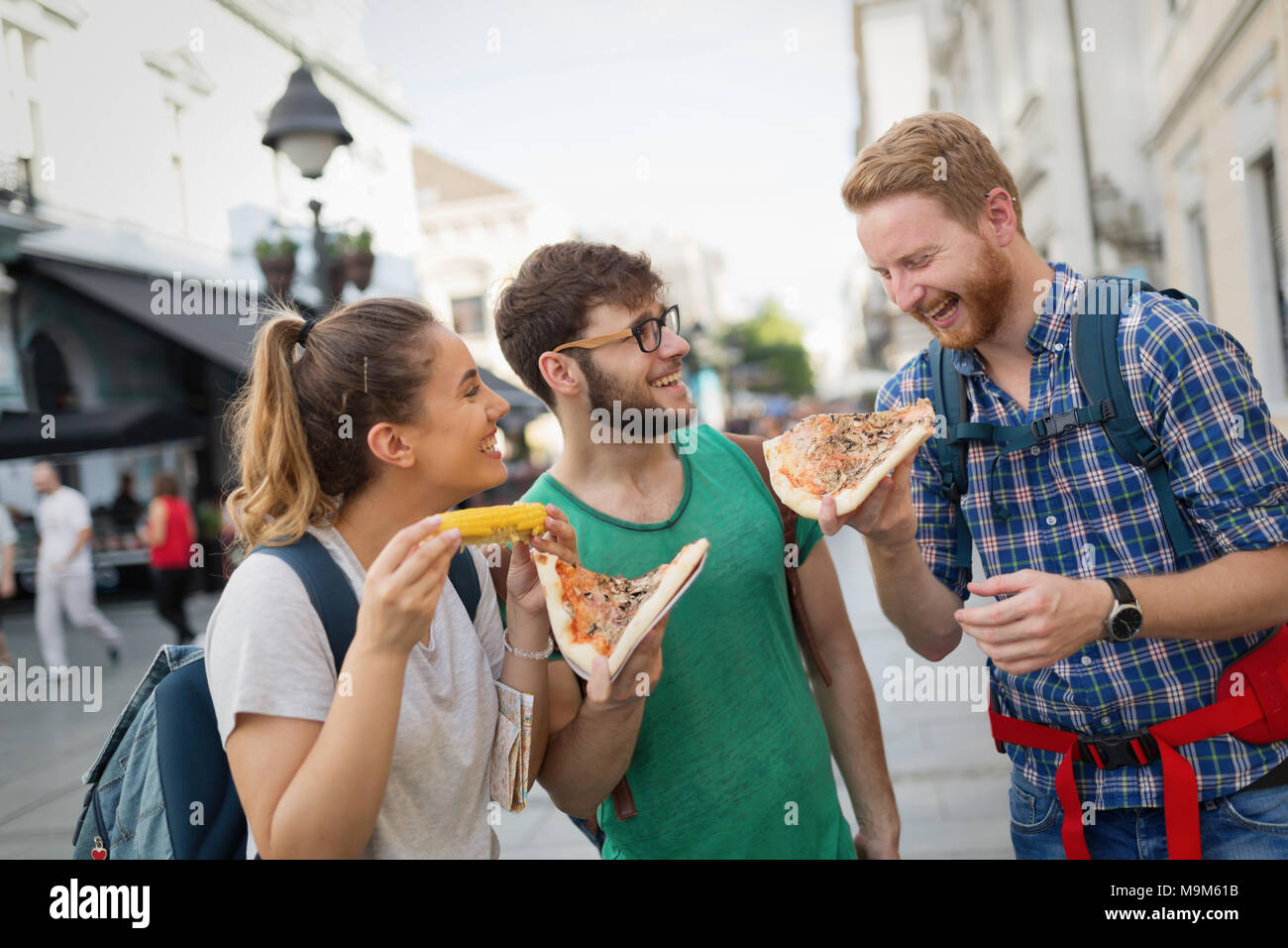 Felice gruppo di persone mangiare pizza all'aperto Foto Stock