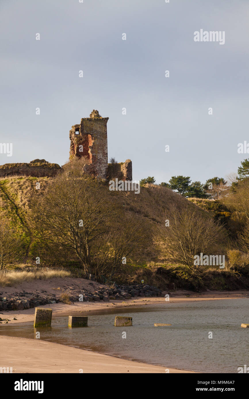 I resti del castello di rosso vicino Lunan Bay Angus Scozia. Foto Stock