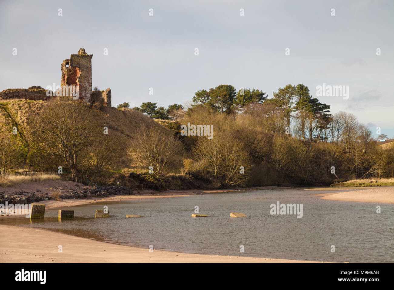 I resti del castello di rosso vicino Lunan Bay Angus Scozia. Foto Stock