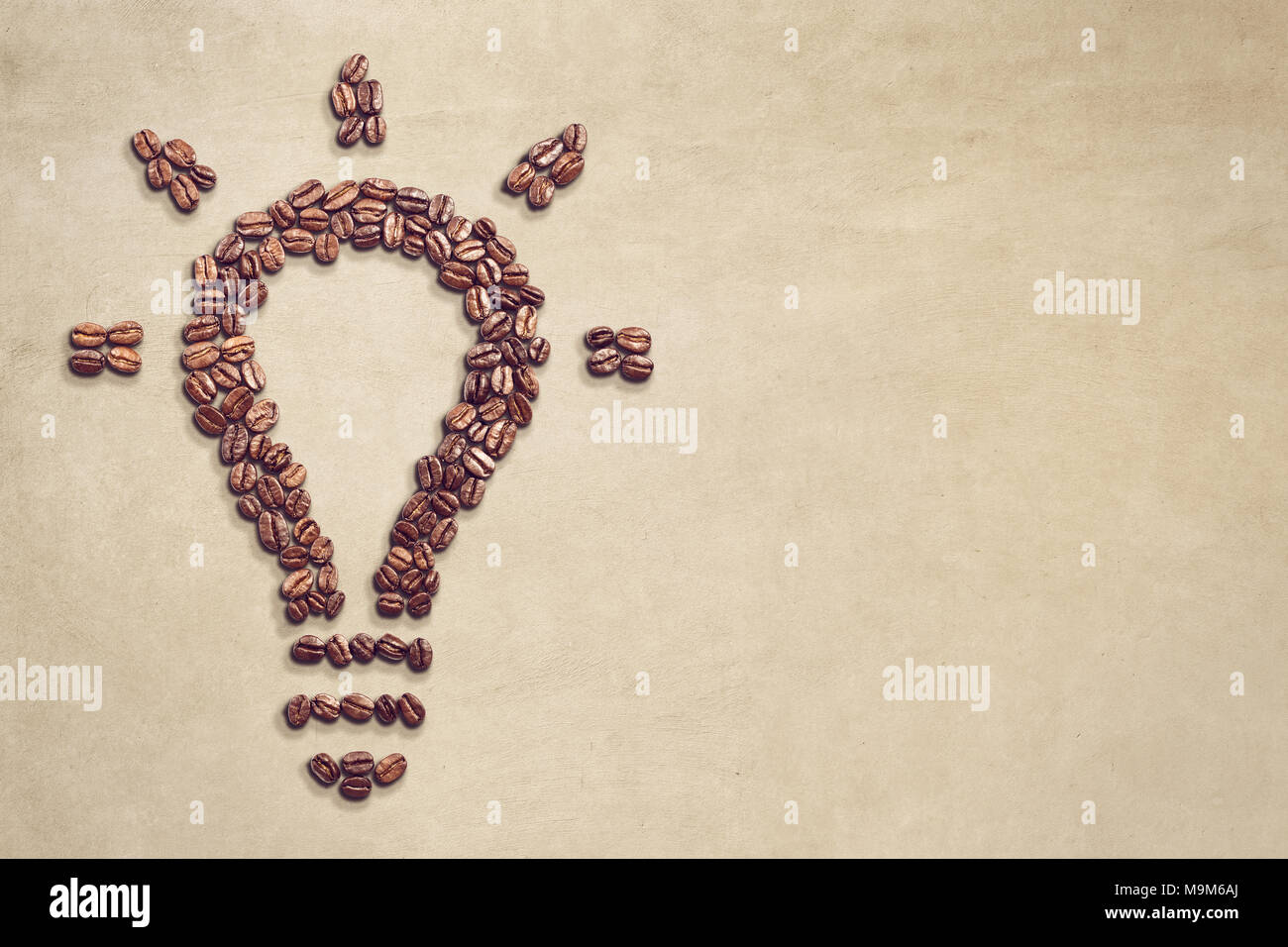 Lampadina della luce di simbolo fatto di chicchi di caffè Foto Stock