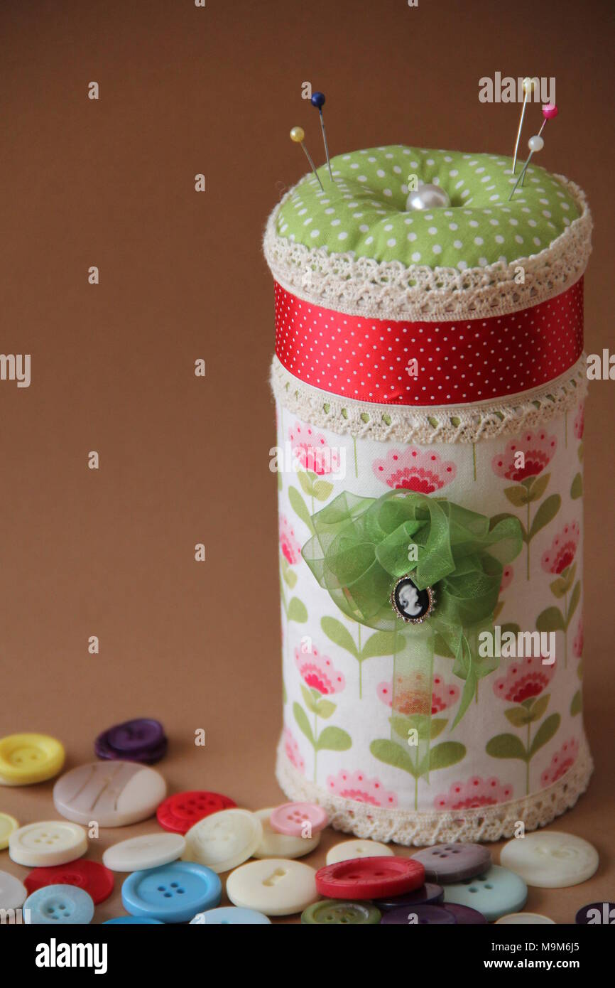 scatola con molti piccoli cuscini per aghi. foto. Foto Stock