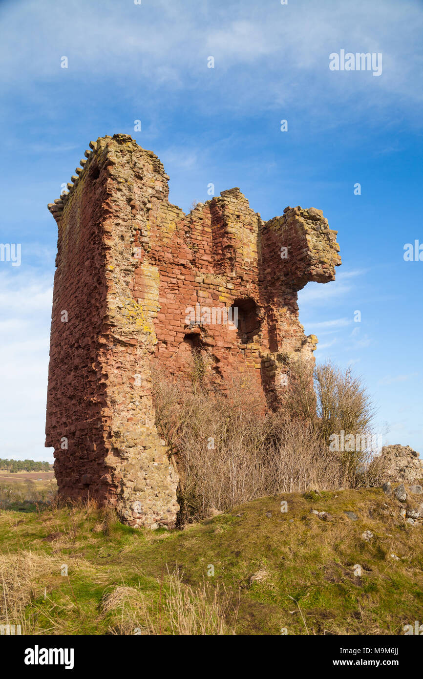 I resti del castello di rosso vicino Lunan Bay Angus Scozia. Foto Stock