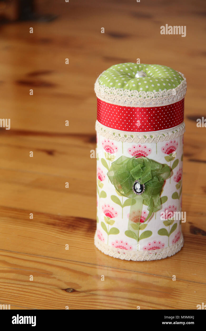 scatola con molti piccoli cuscini per aghi. foto. Foto Stock